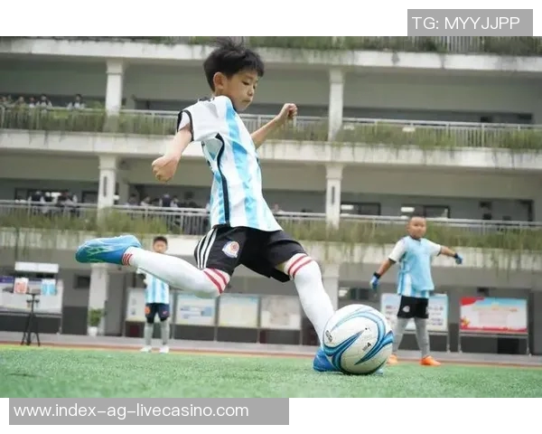 探索足球训练方法的多样性与实效性提升运动员综合素质的策略与技巧 探索足球训练方法的多样性与实效性提升运动员综合素质的策略与技巧