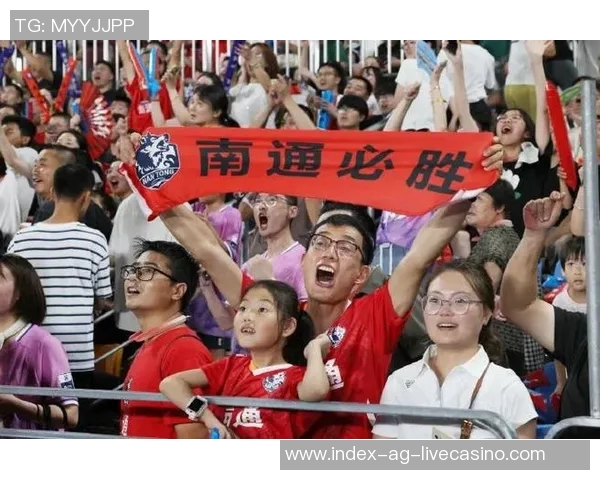 苏州足球队奋勇拼搏迎接新赛季球迷热情高涨期待精彩表现 苏州足球队奋勇拼搏迎接新赛季球迷热情高涨期待精彩表现