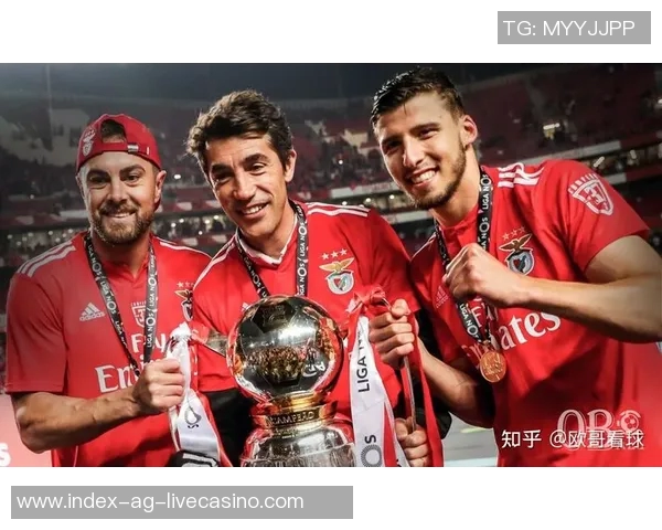 波尔图与加拉的激烈对决揭示足球战术与团队协作的完美结合 波尔图与加拉的激烈对决揭示足球战术与团队协作的完美结合